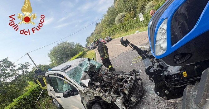 Scontro tra un'auto e un trattore nel Comasco: muore 22enne Scontro tra un'auto e un trattore nel Comasco: muore 22enne