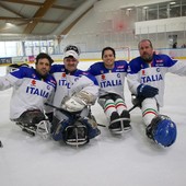 I varesini della Polha in pista con la Nazionale di para ice hockey: da sinistra Gabriele Lanza, Santino Stillitano, Alessandro Andreoni e Roberto Radice I varesini della Polha in pista con la Nazionale di para ice hockey: da sinistra Gabriele Lanza, Santino Stillitano, Alessandro Andreoni e Roberto Radice