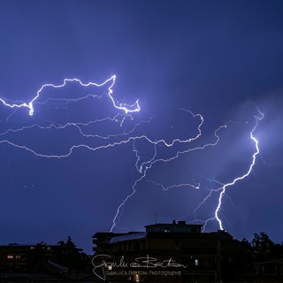 I fulmini sul cielo di Varese ieri sera nella bellissima foto di Gianluca Bertoni