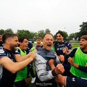 L'urlo liberatorio di Marco Spilli in mezzo ai suoi ragazzi al fischio finale (foto Enrico Scaringi - Varesina Calcio) L'urlo liberatorio di Marco Spilli in mezzo ai suoi ragazzi al fischio finale (foto Enrico Scaringi - Varesina Calcio)