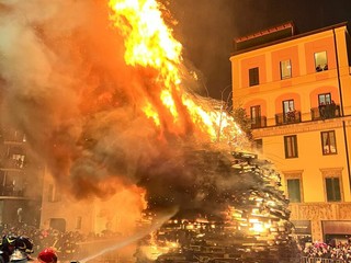 Le immagini del Falò di Sant'Antonio questa sera in piazza della Motta a Varese
