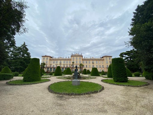 La facciata interna di Villa Recalcati e il suo parco