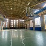 I canestri, al loro posto, nella palestra di via XXV Aprile I canestri, al loro posto, nella palestra di via XXV Aprile