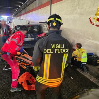 I vigili del fuoco e i soccorritori di Areu sul luogo dell'incidente