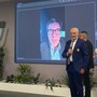Renzo Oldani, presidente della Società Ciclistica Binda, e dietro il ministro dell'Economia Giancarlo Giorgetti, collegato in video