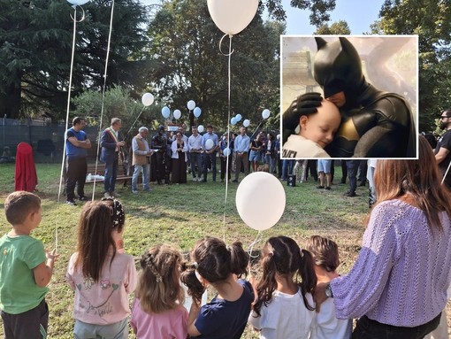 La cerimonia al parco Giotto. Nel riquadro un incontro tra Matteo Granata e Batman, reso possibile da SuperDreams La cerimonia al parco Giotto. Nel riquadro un incontro tra Matteo Granata e Batman, reso possibile da SuperDreams