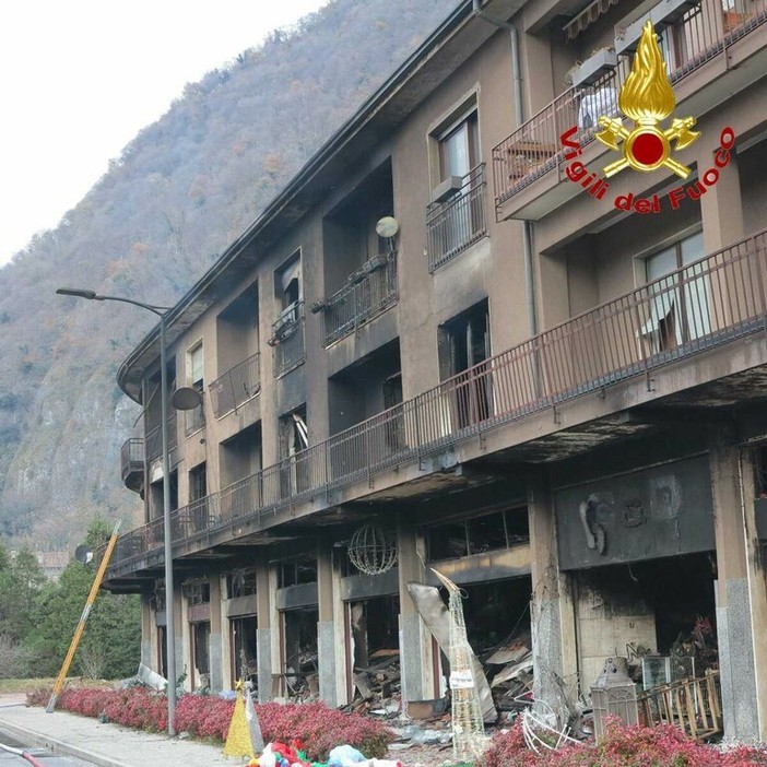 Incendio di Laveno: resta chiusa via XXV aprile Incendio di Laveno: resta chiusa via XXV aprile