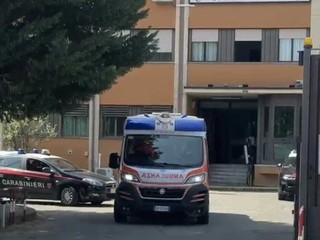 La donna è stata portata in caserma e poi affidata ai sanitari per le valutazioni cliniche del caso La donna è stata portata in caserma e poi affidata ai sanitari per le valutazioni cliniche del caso