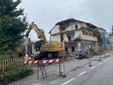 I lavori di abbattimento dell'ex concessionaria Terziroli I lavori di abbattimento dell'ex concessionaria Terziroli
