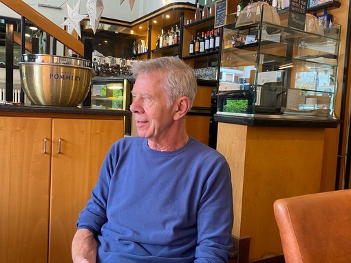 Enzo Agugliaro, titolare del bar &quot;Club 91&quot;. Sotto nella gallery Enzo e papà Angelo dietro lo stesso bancone