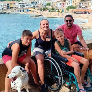 Lorenzo e Martina con i figli Federico e Leonardo in uno dei loro viaggi (foto inviata e autorizzata dai genitori)