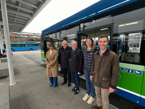 La giunta di Palazzo Estense davanti ai nuovi autobus