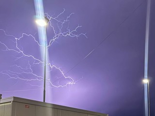 Un fulmine caduto nella serata di ieri e immortalato da Alessandro Galbiati