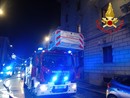 Notte di fuoco in Valceresio: a Cantello brucia il tetto di una villetta