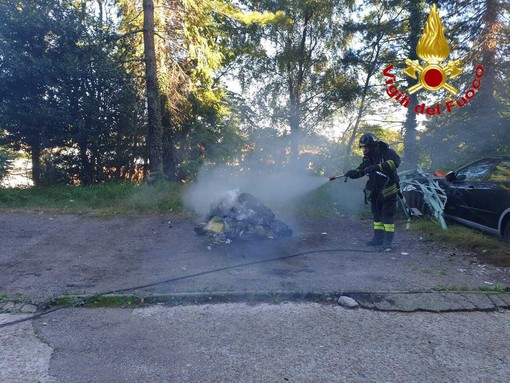 Rifiuti in fiamme a Varese: auto in sosta sfiorate dalle fiamme Rifiuti in fiamme a Varese: auto in sosta sfiorate dalle fiamme