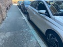 I vetri in frantumi sul marciapiede in via Rossini
