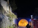 Escursionisti bloccati sul muro di una strada, recuperati dai vigili del fuoco