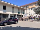 I carabinieri davanti all'ospedale di Angera I carabinieri davanti all'ospedale di Angera