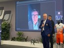 Renzo Oldani, presidente della Società Ciclistica Binda, e dietro il ministro dell'Economia Giancarlo Giorgetti, collegato in video