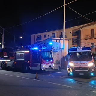 Incendio nella notte a Malnate, i vigili del fuoco salvano una donna