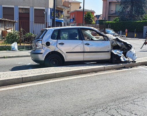 FOTO - Paura sul Sempione a Busto: un'auto si ribalta, due feriti