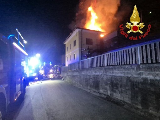 L'incendio di questa notte in via Boccaccio a Besozzo