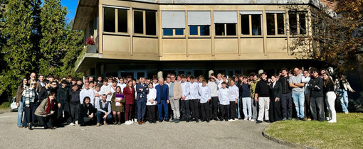 Il maestro Massari con studenti e staff del De Filippi Il maestro Massari con studenti e staff del De Filippi