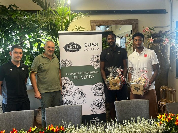 Da sinistra il gm biancorosso Zach Sogolow, il titolare di Agricola Giacomo Brusa, Irisi Ikangi e David Duke Jr Da sinistra il gm biancorosso Zach Sogolow, il titolare di Agricola Giacomo Brusa, Irisi Ikangi e David Duke Jr