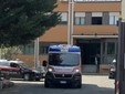 La donna è stata portata in caserma e poi affidata ai sanitari per le valutazioni cliniche del caso La donna è stata portata in caserma e poi affidata ai sanitari per le valutazioni cliniche del caso