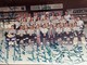 Il poster con tutte le firme degli eroi che trascinarono la Shimano e Varese nella storia dell'hockey europeo il 29 dicembre 1995 (ringraziamo Sergio Visentin per avere aperto il cassetto dei ricordi più belli)