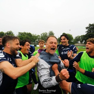 L'urlo liberatorio di Marco Spilli in mezzo ai suoi ragazzi al fischio finale (foto Enrico Scaringi - Varesina Calcio) L'urlo liberatorio di Marco Spilli in mezzo ai suoi ragazzi al fischio finale (foto Enrico Scaringi - Varesina Calcio)