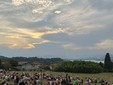 I varesini al Belvedere di Azzate in attesa dell'eclissi, poi nascosta dal formarsi di nubi all'orizzonte (foto Alessandro Galbiati) I varesini al Belvedere di Azzate in attesa dell'eclissi, poi nascosta dal formarsi di nubi all'orizzonte (foto Alessandro Galbiati)