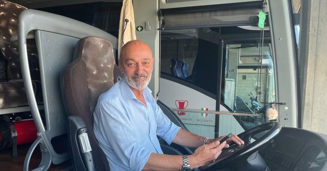 Franco Rocco a bordo del suo autobus di Autolinee Varesine con il quale svolge servizio sulle Linee Mare