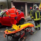 Auto contro recinzione a Cardano al Campo: grave una donna di 76 anni Auto contro recinzione a Cardano al Campo: grave una donna di 76 anni