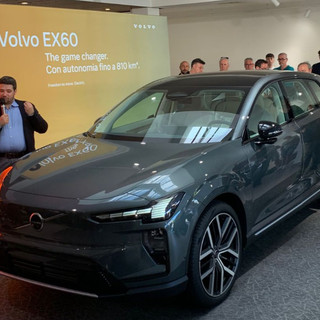 Nuova, bellissima: dal futuro ecco la Volvo EX60 da Clerici Auto a Induno Olona