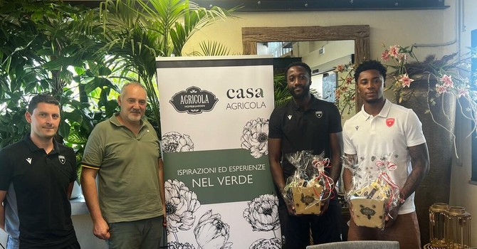 Da sinistra il gm biancorosso Zach Sogolow, il titolare di Agricola Giacomo Brusa, Irisi Ikangi e David Duke Jr Da sinistra il gm biancorosso Zach Sogolow, il titolare di Agricola Giacomo Brusa, Irisi Ikangi e David Duke Jr