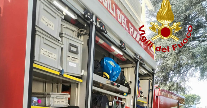 Fiamme in un capannone di Olgiate Olona: in azione i vigili del fuoco Fiamme in un capannone di Olgiate Olona: in azione i vigili del fuoco