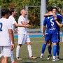 Ferrante abbracciato dopo l'1-1 (foto Scaringi - Varesina Calcio)