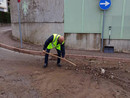 Il sindaco di Bisuschio al lavoro per spalare i detriti dopo il maltempo (foto dal gruppo "Sei di Bisuschio se...") Il sindaco di Bisuschio al lavoro per spalare i detriti dopo il maltempo (foto dal gruppo "Sei di Bisuschio se...")