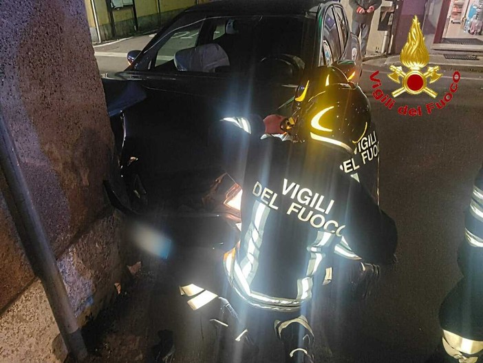 Auto esce di strada, si schianta contro un muro e rompe il tubo del gas Auto esce di strada, si schianta contro un muro e rompe il tubo del gas