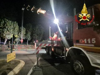 I vigili del fuoco al lavoro sul luogo dell'incidente a Ispra I vigili del fuoco al lavoro sul luogo dell'incidente a Ispra