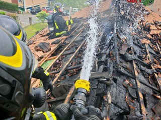 Le operazioni di spegnimento in via Garibaldi a Casciago