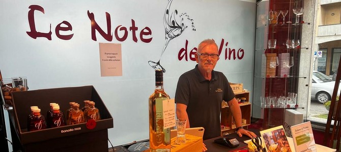 Paolo Terrapieno nella sua enoteca "Le Note del Vino" Paolo Terrapieno nella sua enoteca "Le Note del Vino"