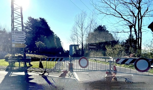 Via Caracciolo ancora chiusa questa mattina poco dopo le 8