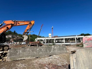 La situazione del cantiere dell'ex Aermacchi dopo l'abbattimento del muro di cinta in via Crispi di questa mattina