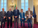 Foto di gruppo a Palazzo Estense durante la conferenza stampa di presentazione del Lions Day di Varese