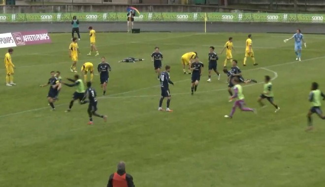 Varesina di nuovo avanti. L'esultanza dopo il gol di Manicone