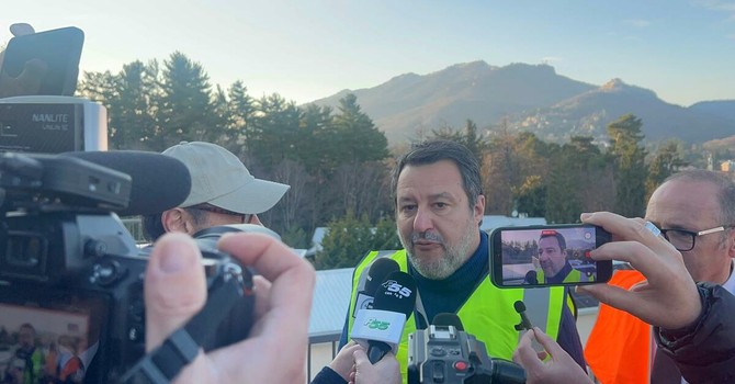 Il ministro delle infrastrutture Matteo Salvini intervistato dai giornalisti sulla terrazza degli appartamenti Aler del Montello a Varese