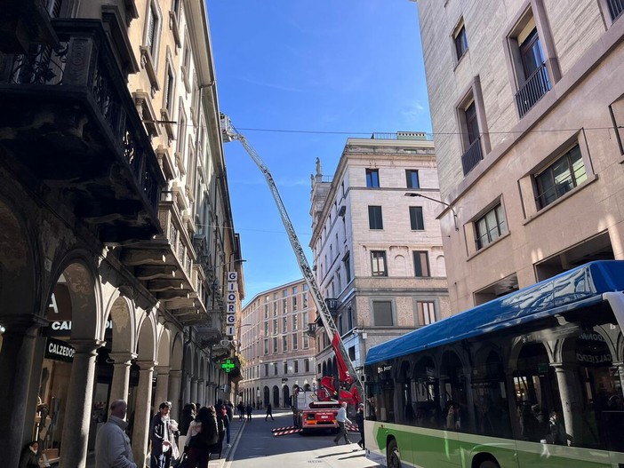 L'intervento dei vigili del fuoco in corso Moro