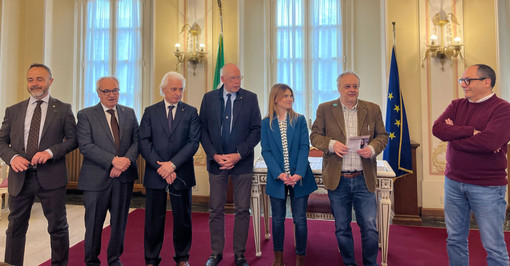 Foto di gruppo a Palazzo Estense durante la conferenza stampa di presentazione del Lions Day di Varese